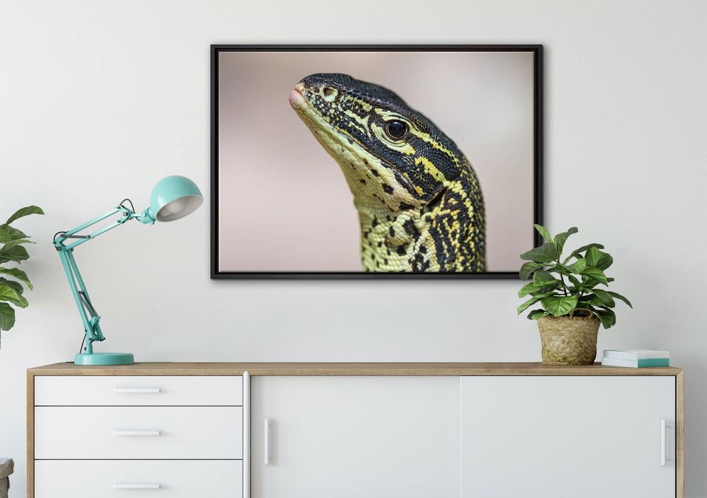 wachsamer Leguan auf Leinwandbild gerahmt verschiedene Größen im Wohnzimmer