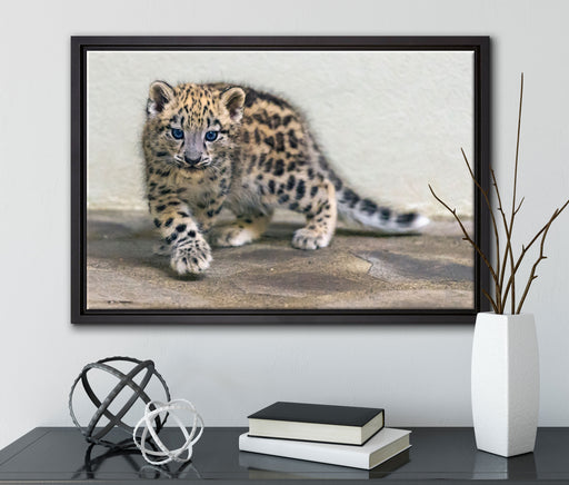 stolzierendes Leopardenjunges auf Leinwandbild gerahmt mit Kirschblüten