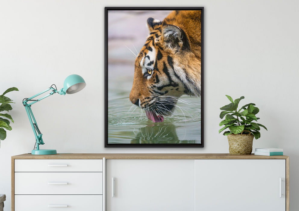 Tiger am Wasserloch auf Leinwandbild gerahmt verschiedene Größen im Wohnzimmer