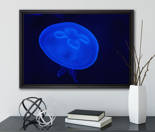 leuchtend blaue Qualle auf Leinwandbild gerahmt mit Kirschblüten