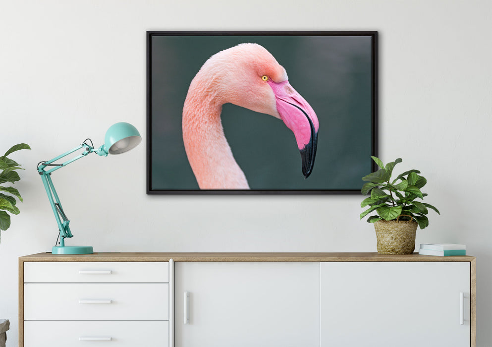 Flamingo im Seitenprofil auf Leinwandbild gerahmt verschiedene Größen im Wohnzimmer