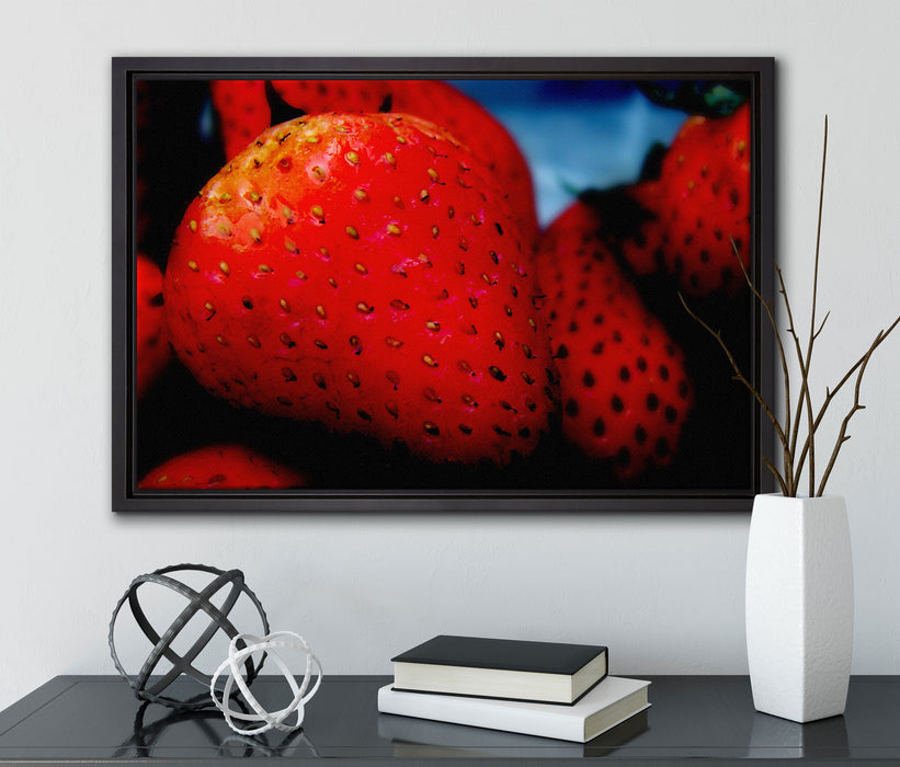 reife Erdbeeren auf Leinwandbild gerahmt mit Kirschblüten