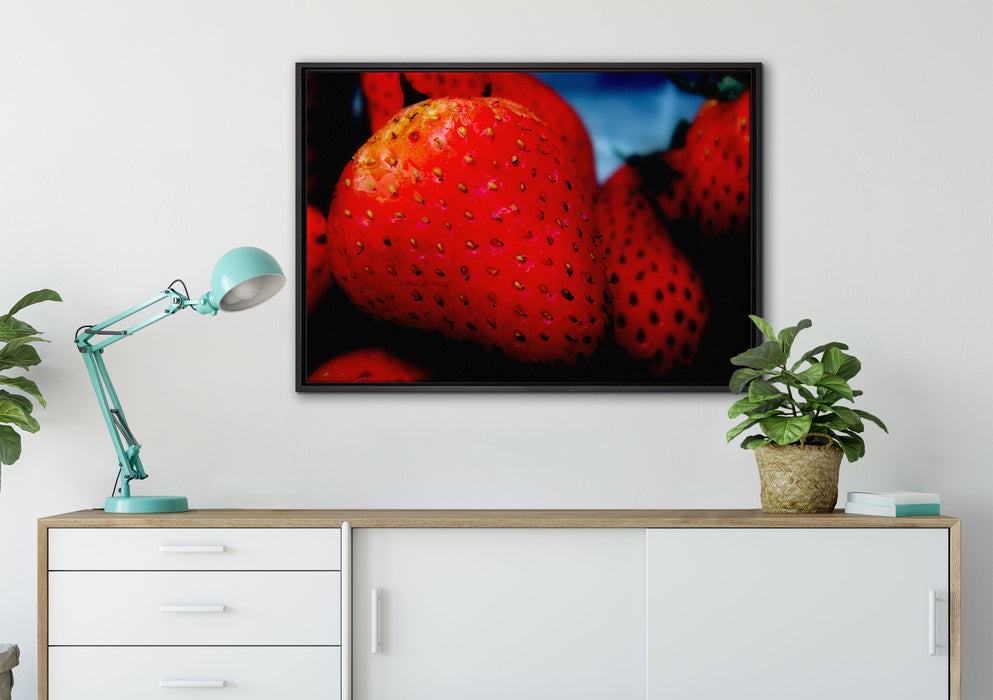 reife Erdbeeren auf Leinwandbild gerahmt verschiedene Größen im Wohnzimmer