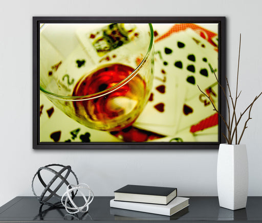 Glas Wein auf Spielkarten auf Leinwandbild gerahmt mit Kirschblüten