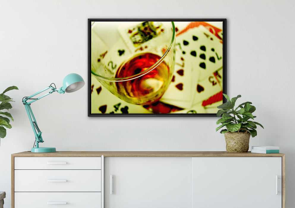 Glas Wein auf Spielkarten auf Leinwandbild gerahmt verschiedene Größen im Wohnzimmer