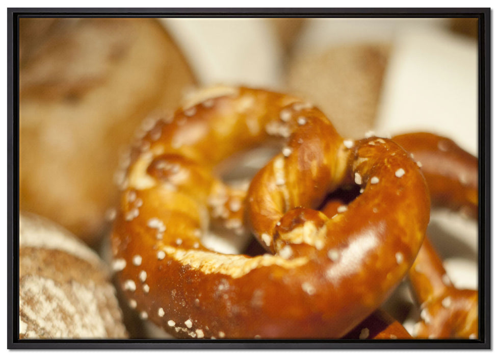köstliche Salzbrezel auf Leinwandbild gerahmt Größe 100x70