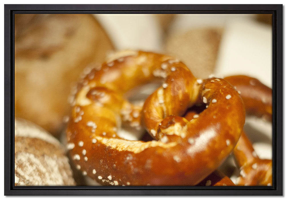 köstliche Salzbrezel auf Leinwandbild gerahmt Größe 60x40