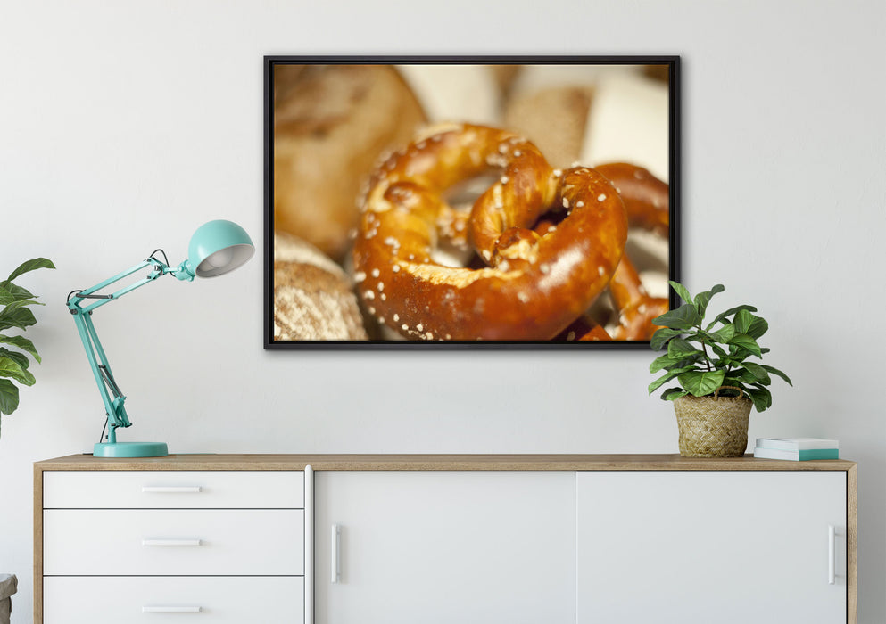 köstliche Salzbrezel auf Leinwandbild gerahmt verschiedene Größen im Wohnzimmer
