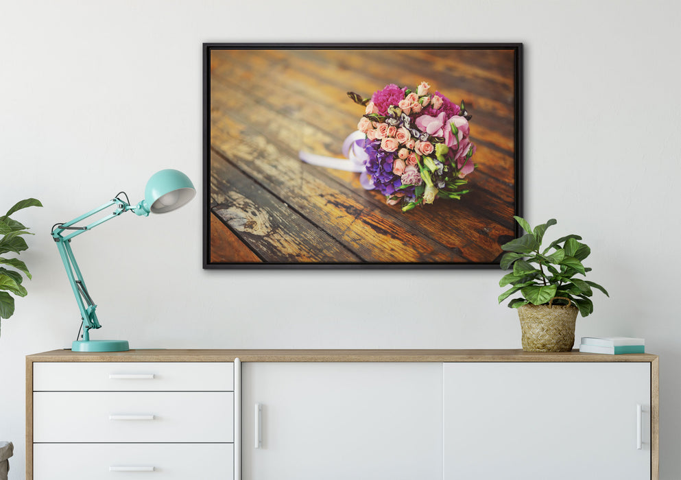 Blumenstrauß auf altem Holztisch auf Leinwandbild gerahmt verschiedene Größen im Wohnzimmer