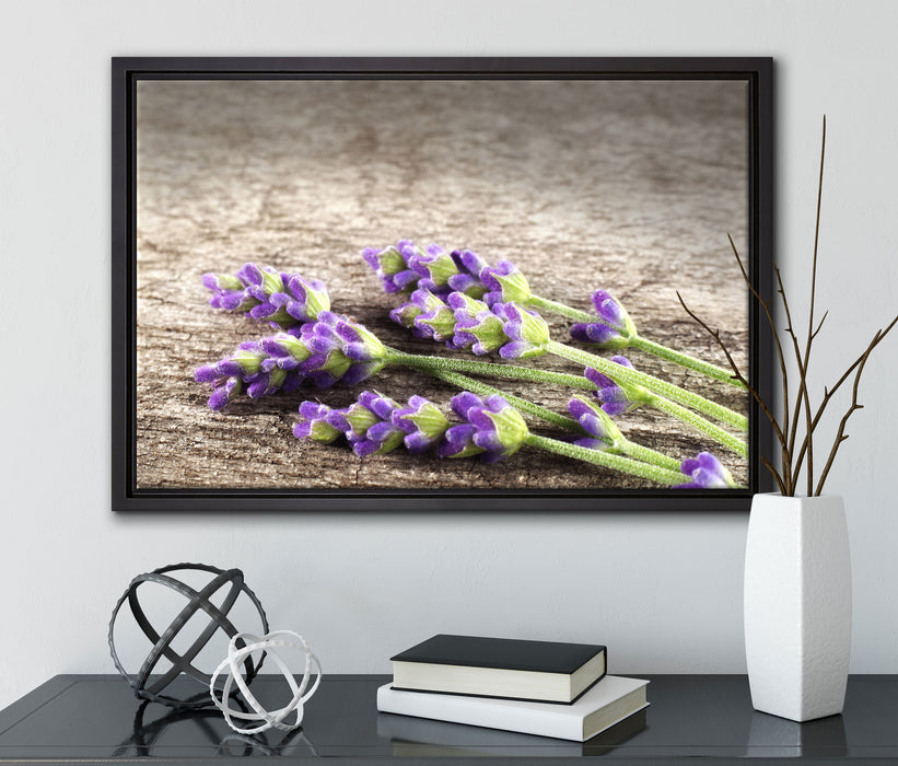 Liegender frischer Lavendel auf Leinwandbild gerahmt mit Kirschblüten