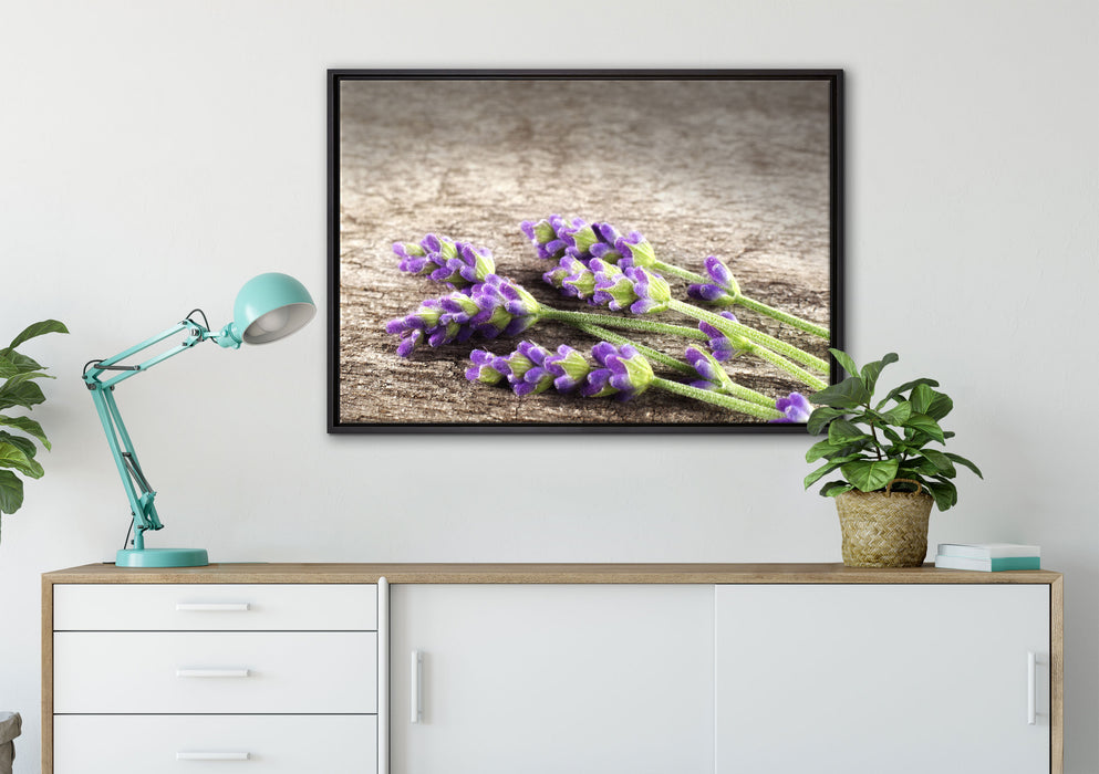 Liegender frischer Lavendel auf Leinwandbild gerahmt verschiedene Größen im Wohnzimmer