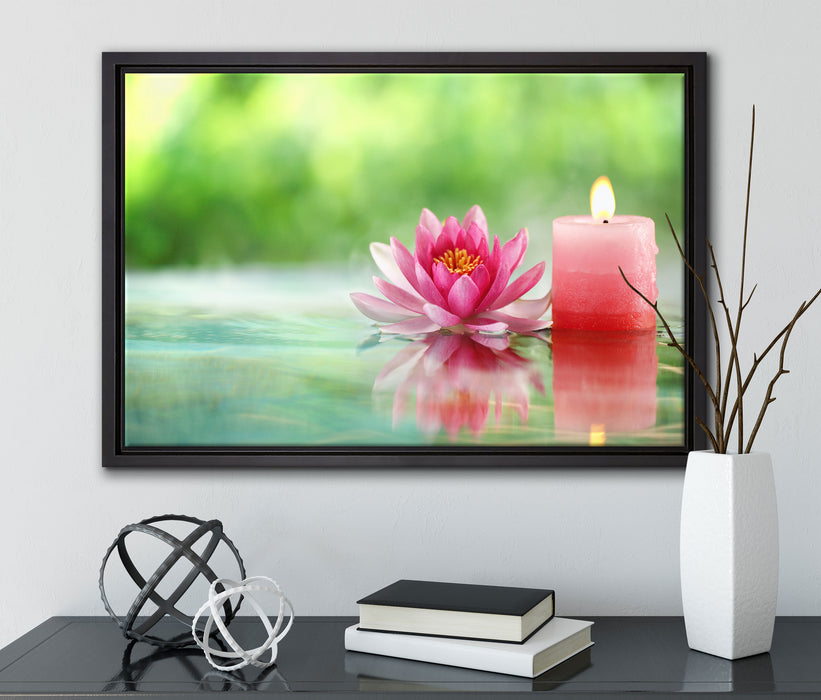 Kleine Seerose neben Kerze auf Leinwandbild gerahmt mit Kirschblüten