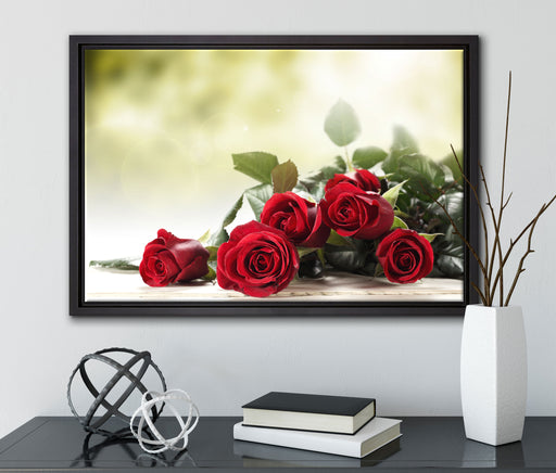Rosenstrauß auf Holztisch auf Leinwandbild gerahmt mit Kirschblüten