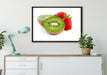 Kiwi und Erdbeeren auf Leinwandbild gerahmt verschiedene Größen im Wohnzimmer