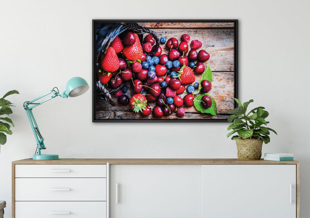 Beerenfrüchte auf Holzdielen auf Leinwandbild gerahmt verschiedene Größen im Wohnzimmer
