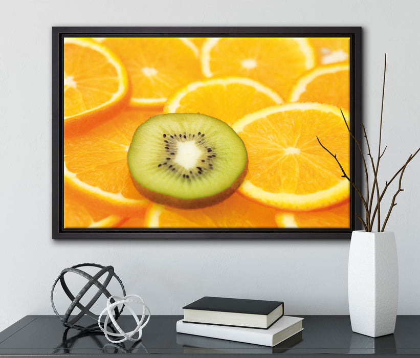 Kiwi verirrt in Orangenscheiben auf Leinwandbild gerahmt mit Kirschblüten