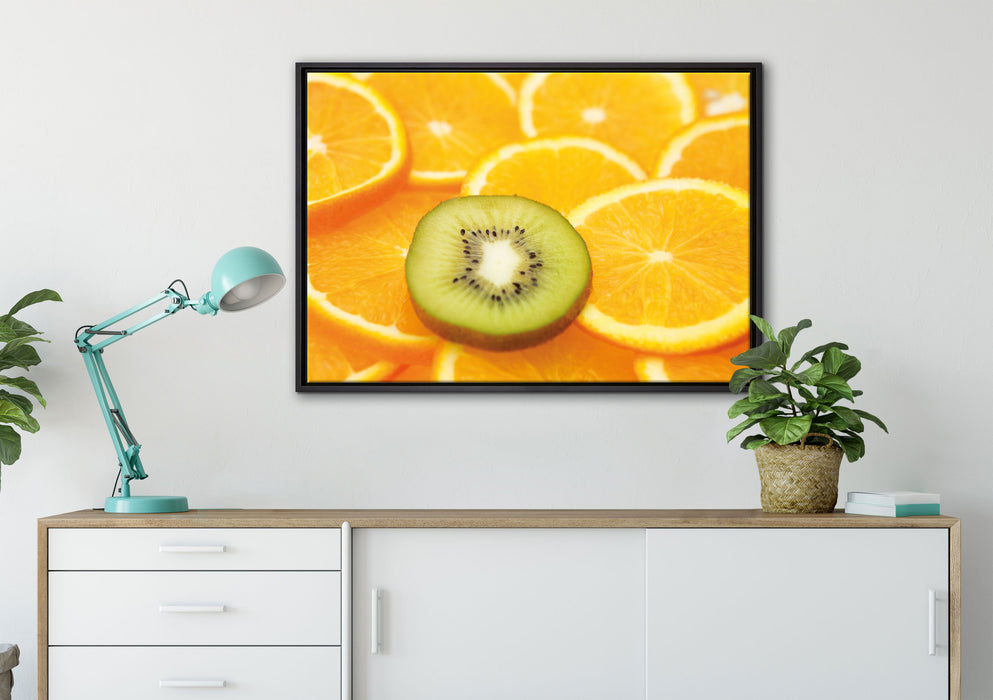 Kiwi verirrt in Orangenscheiben auf Leinwandbild gerahmt verschiedene Größen im Wohnzimmer