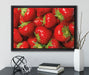 Fruchtig frische Erdbeeren auf Leinwandbild gerahmt mit Kirschblüten