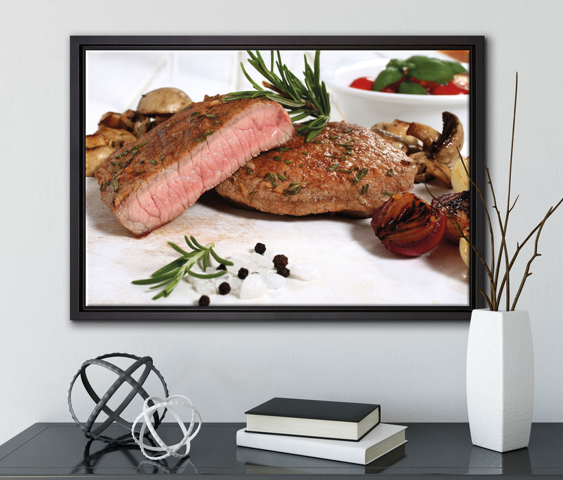 Saftiges Steak Medium auf Leinwandbild gerahmt mit Kirschblüten
