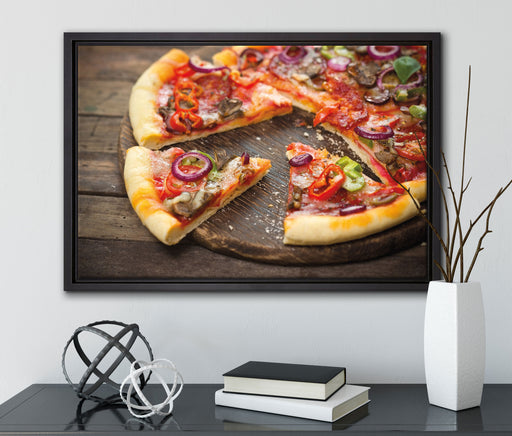 Leckere Pizza auf Holztisch auf Leinwandbild gerahmt mit Kirschblüten