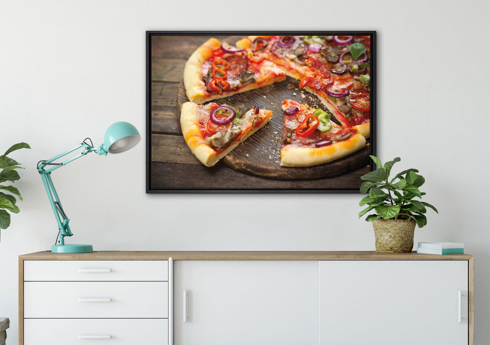 Leckere Pizza auf Holztisch auf Leinwandbild gerahmt verschiedene Größen im Wohnzimmer
