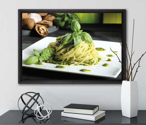 Spaghetti mit grünem Pesto auf Leinwandbild gerahmt mit Kirschblüten