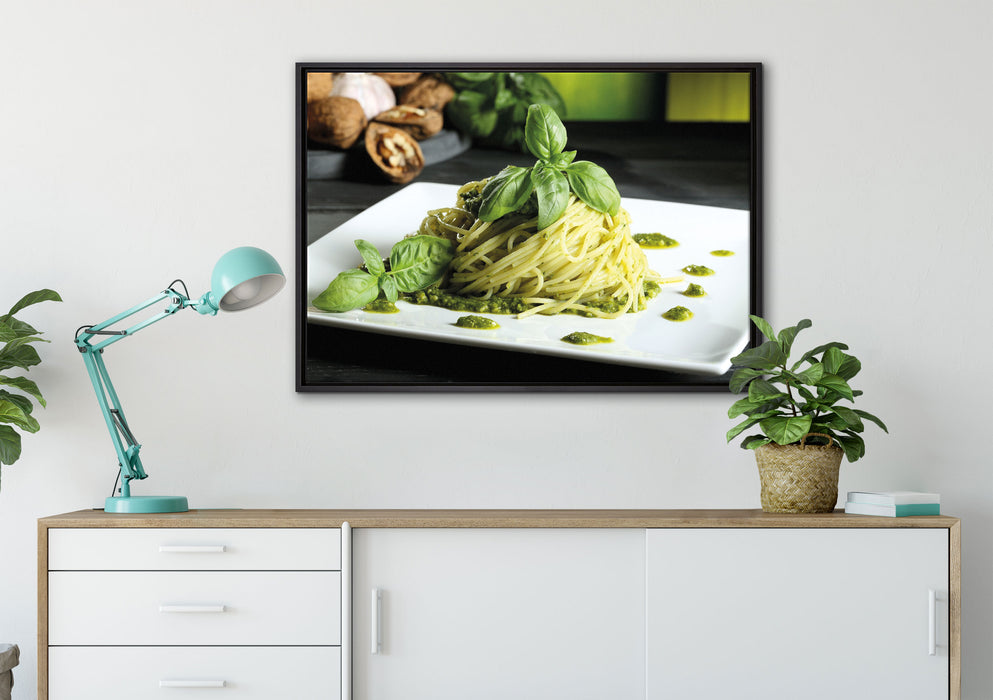 Spaghetti mit grünem Pesto auf Leinwandbild gerahmt verschiedene Größen im Wohnzimmer