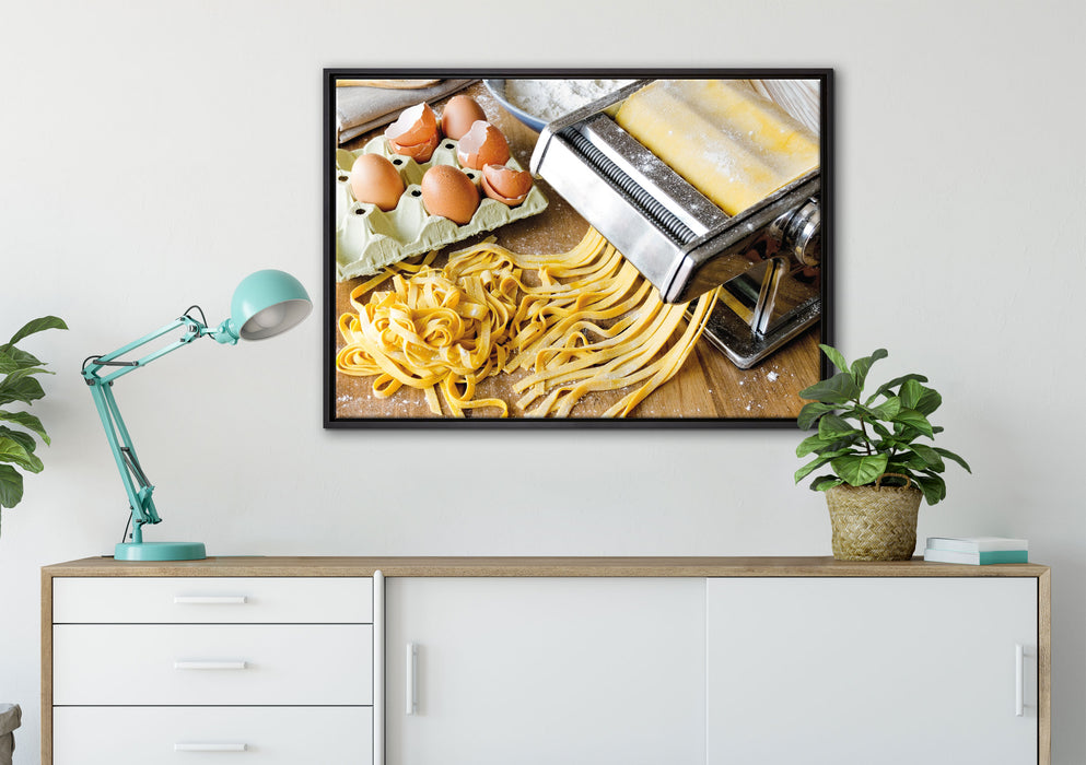 Nudelmaschine Pasta Italia auf Leinwandbild gerahmt verschiedene Größen im Wohnzimmer