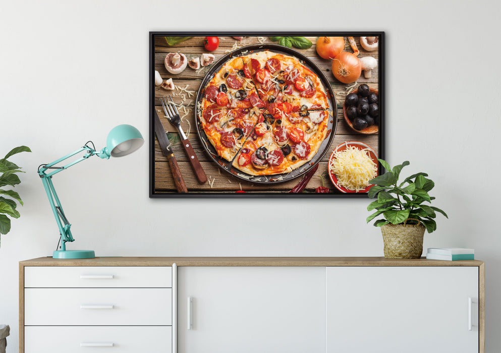 Leckere Pizza auf Holztisch auf Leinwandbild gerahmt verschiedene Größen im Wohnzimmer