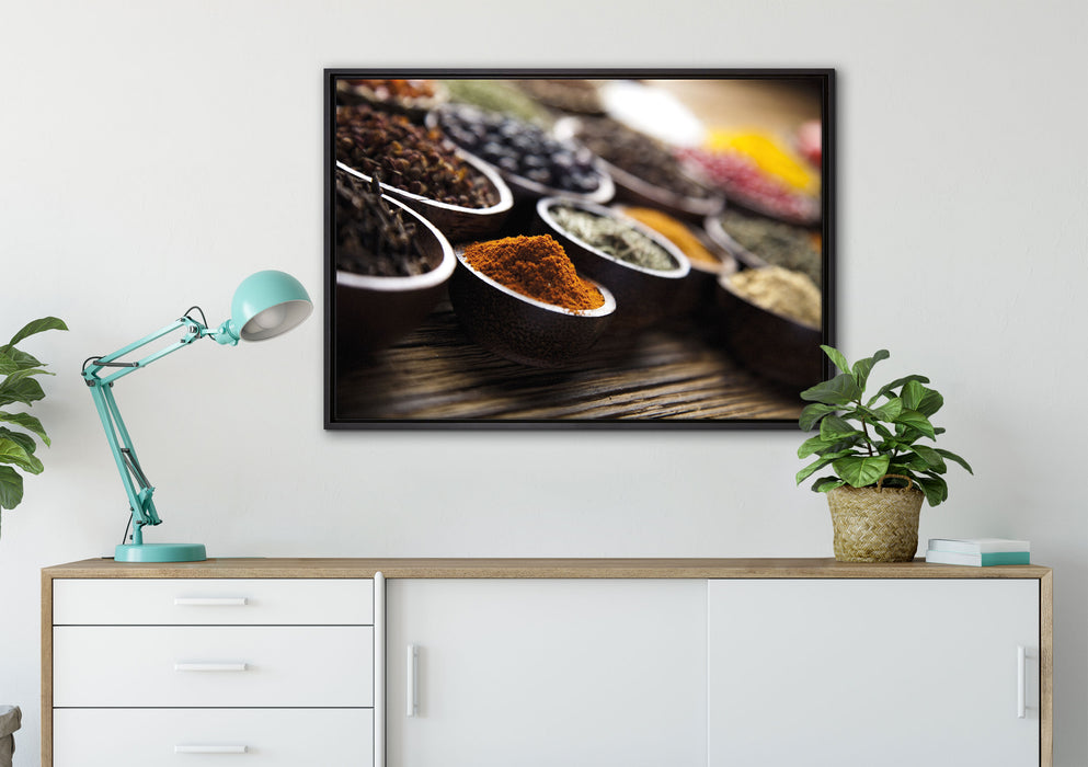 Gewürze auf Holztisch auf Leinwandbild gerahmt verschiedene Größen im Wohnzimmer
