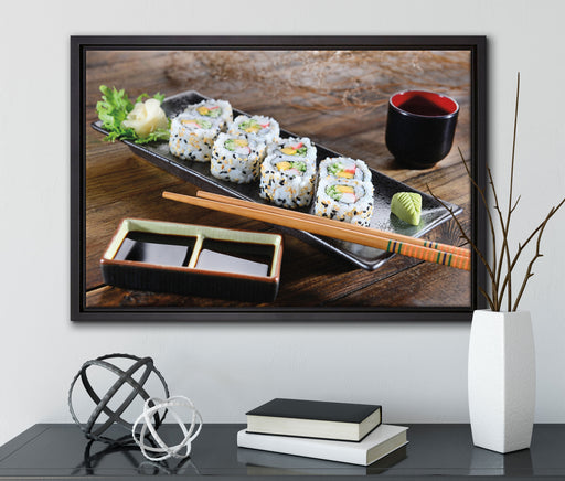 Delikate Inside Out Sushi Rollen auf Leinwandbild gerahmt mit Kirschblüten