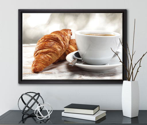 Frisches Croissant und Kaffee auf Leinwandbild gerahmt mit Kirschblüten