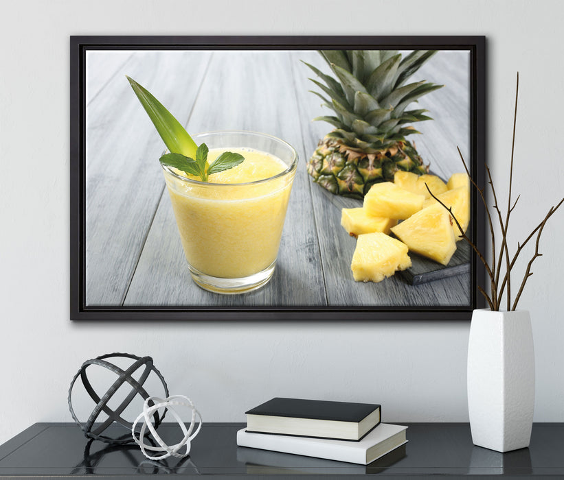 Ananas Cocktail auf Holztisch auf Leinwandbild gerahmt mit Kirschblüten