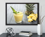 Ananas Cocktail auf Holztisch auf Leinwandbild gerahmt mit Kirschblüten