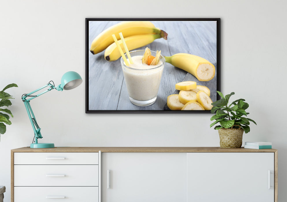 Verführerischer Bananenshake auf Leinwandbild gerahmt verschiedene Größen im Wohnzimmer