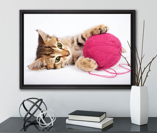 Kätzchen mit Wollknäuel auf Leinwandbild gerahmt mit Kirschblüten