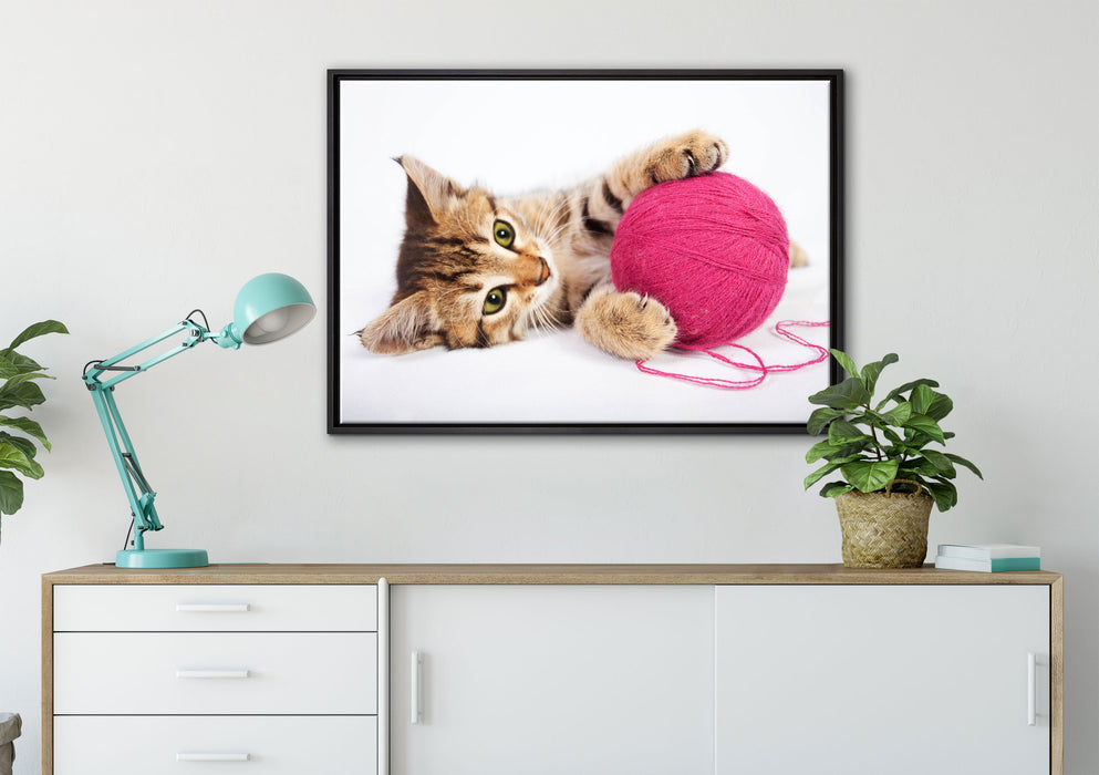 Kätzchen mit Wollknäuel auf Leinwandbild gerahmt verschiedene Größen im Wohnzimmer