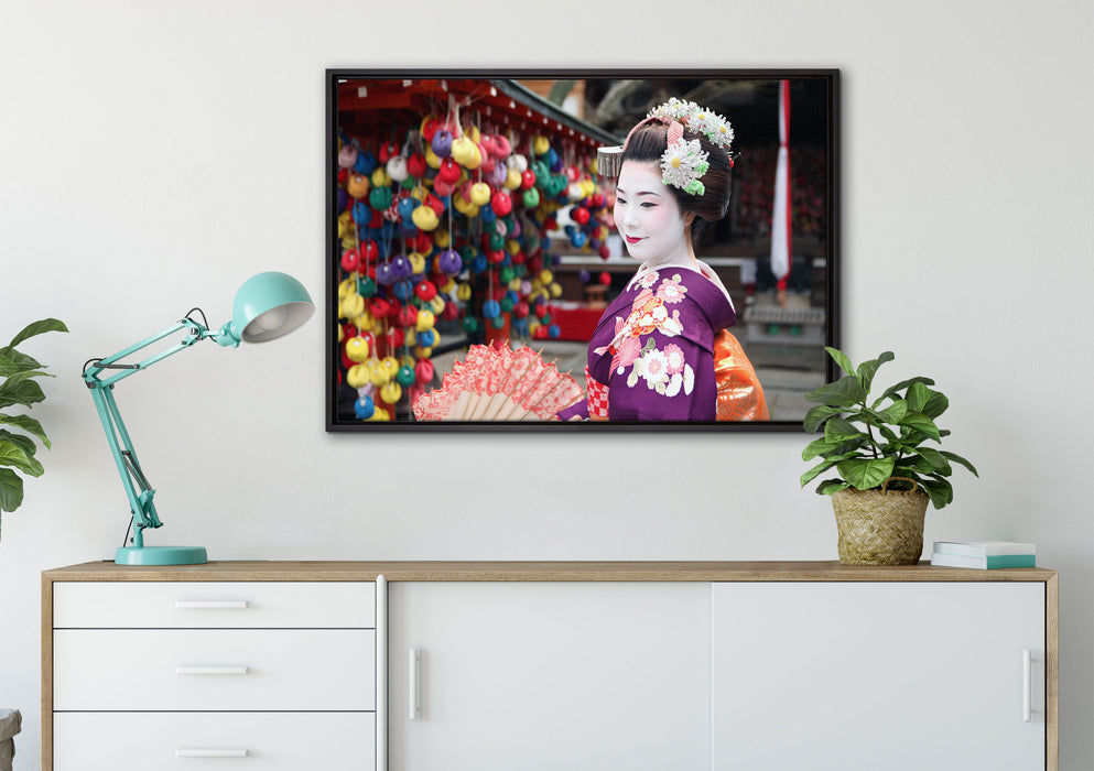 Anmutige Geisha mit Fächer auf Leinwandbild gerahmt verschiedene Größen im Wohnzimmer