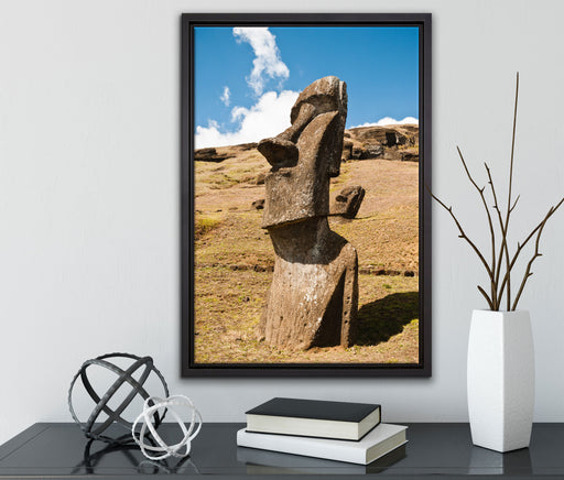 Moai Statue auf den Osterinseln auf Leinwandbild gerahmt mit Kirschblüten