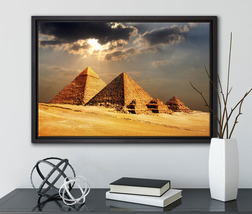 Pyramiden von Gizeh im Sonnenlicht auf Leinwandbild gerahmt mit Kirschblüten