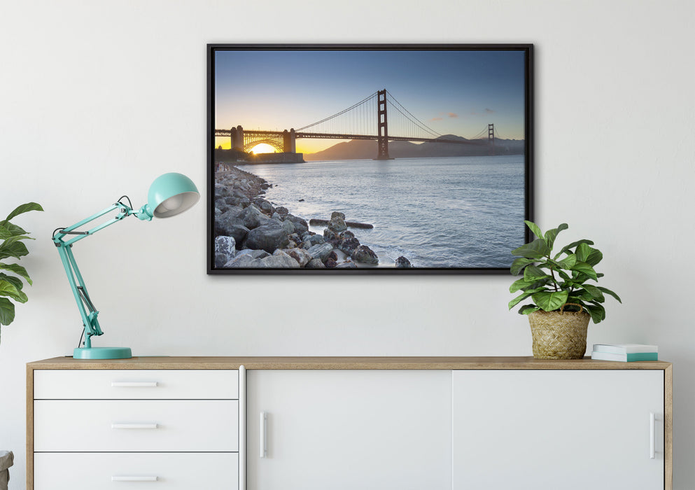 Imposante Golden Gate Bridge auf Leinwandbild gerahmt verschiedene Größen im Wohnzimmer
