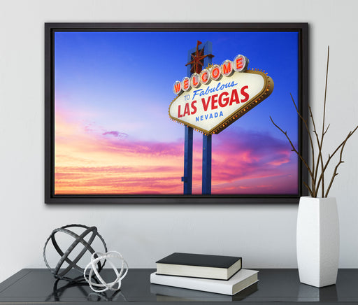 Las Vegas Schild in der Dämmerung auf Leinwandbild gerahmt mit Kirschblüten