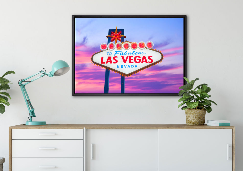 Las Vegas Ortsschild abends auf Leinwandbild gerahmt verschiedene Größen im Wohnzimmer