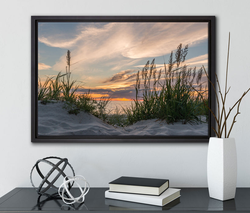 Gras am Strand bei Sonnenuntergang auf Leinwandbild gerahmt mit Kirschblüten