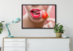 Erdbeere vor Lippen auf Leinwandbild gerahmt verschiedene Größen im Wohnzimmer