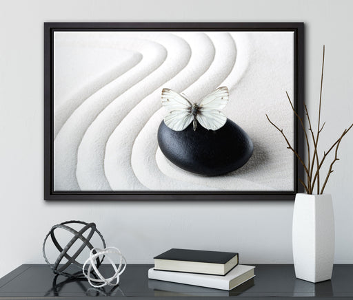 Schmetterling auf Zen Stein auf Leinwandbild gerahmt mit Kirschblüten