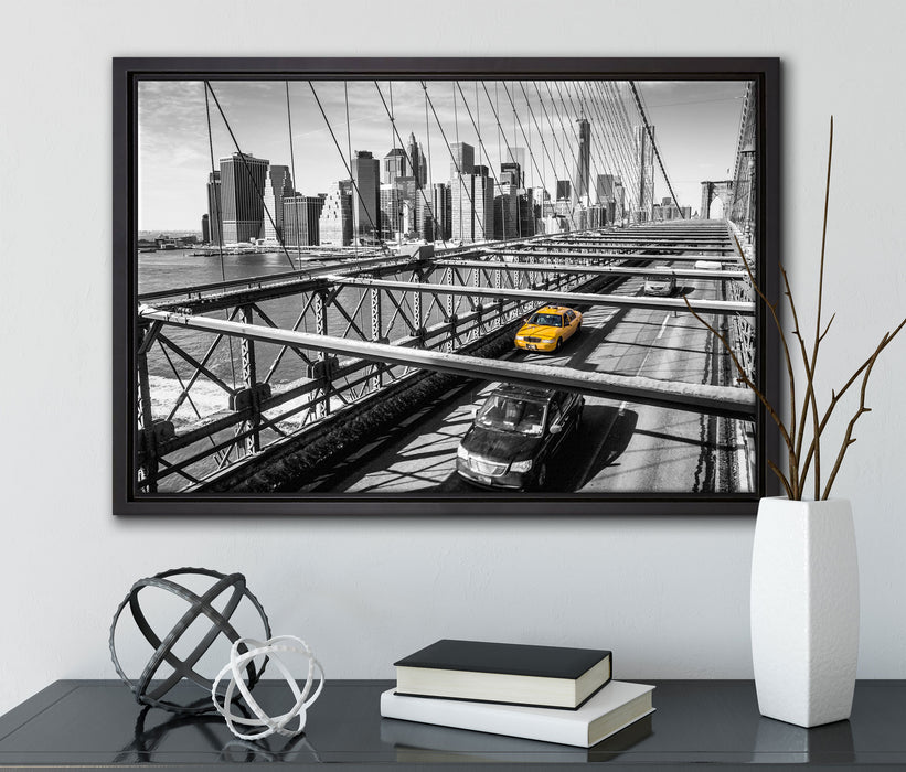 Gelbes Taxi in New York auf Brücke auf Leinwandbild gerahmt mit Kirschblüten