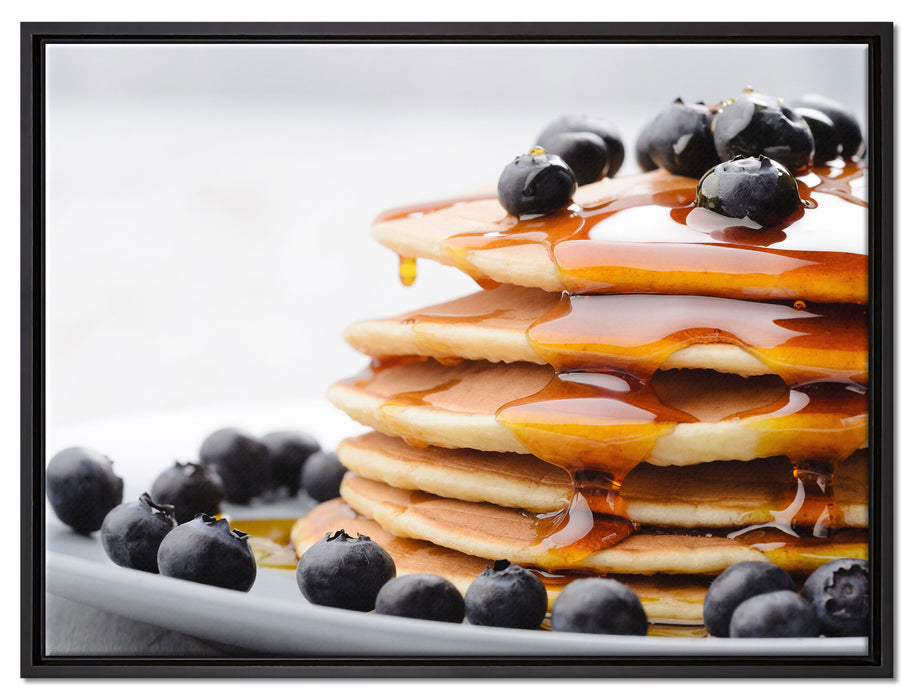 Pancakes mit Sirup und Blaubeeren auf Leinwandbild gerahmt Größe 80x60