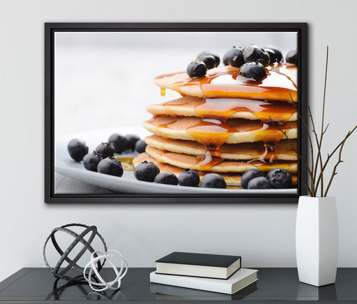 Pancakes mit Sirup und Blaubeeren auf Leinwandbild gerahmt mit Kirschblüten