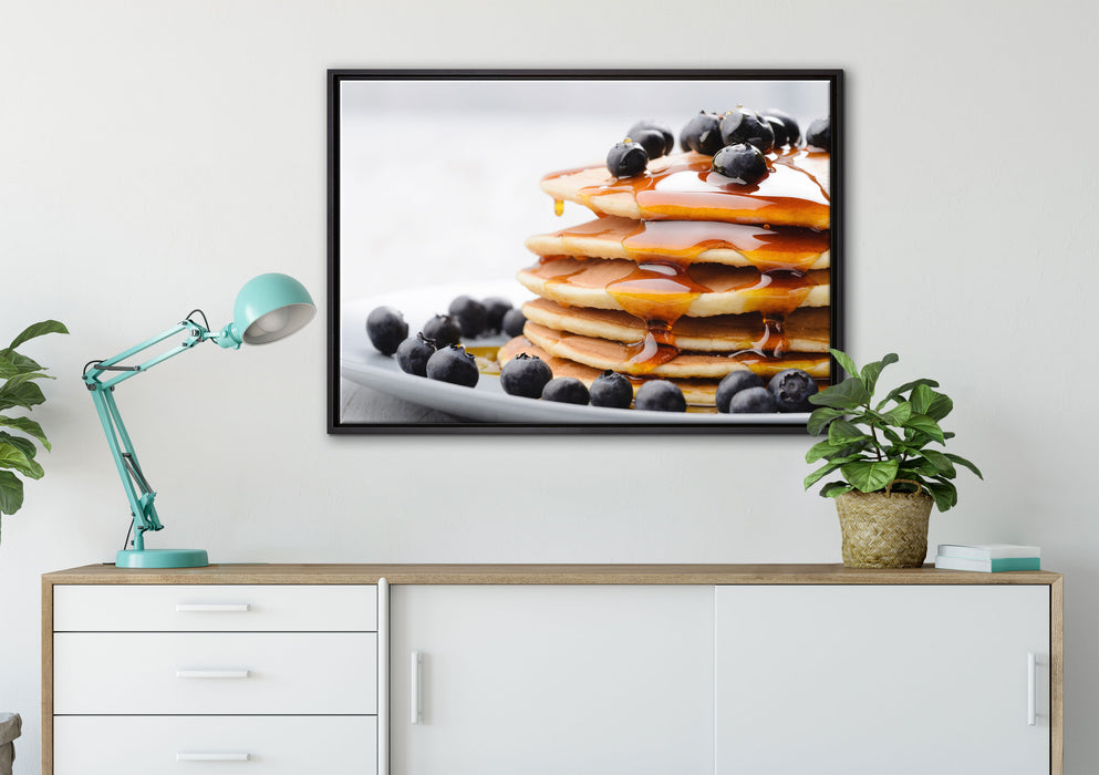 Pancakes mit Sirup und Blaubeeren auf Leinwandbild gerahmt verschiedene Größen im Wohnzimmer